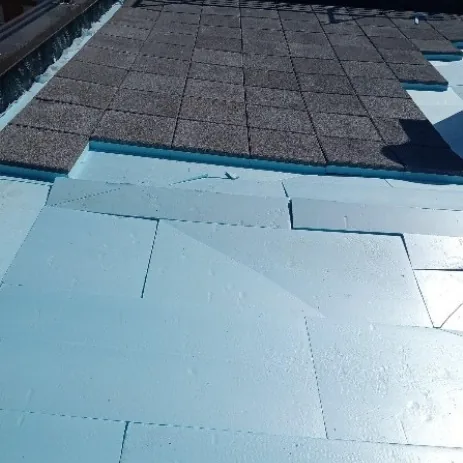 Cubierta plana en obra, con planchas de aislamiento colocadas junto a la solería existente
